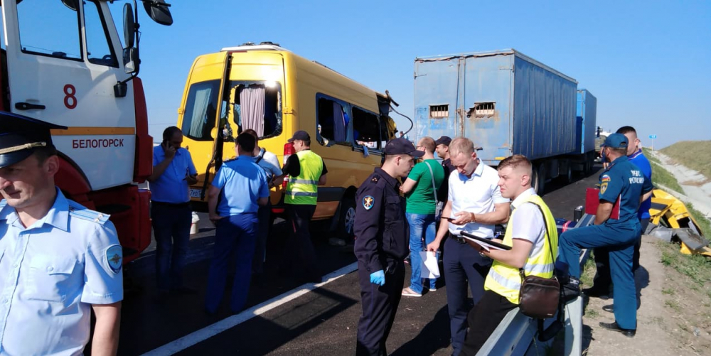 Большинство пассажиров микроавтобуса, разбившегося в Крыму, - жители Кубани Большинство пассажиров микроавтобуса, разбившегося в Крыму, - жители Кубани