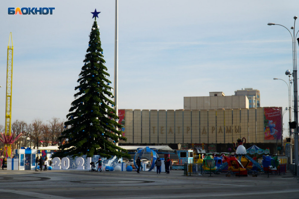 В Краснодаре начали разбирать главную елку города В Краснодаре начали разбирать главную елку города