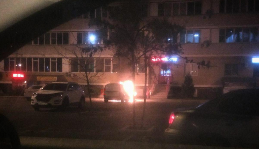 Сгорела машина в одном из ЖК Краснодара
