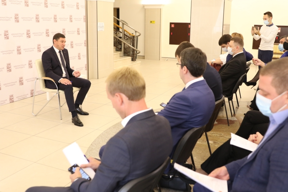 Евгений Первышов уедет в Москву без семьи, но с белыми рубашками Евгений Первышов уедет в Москву без семьи, но с белыми рубашками