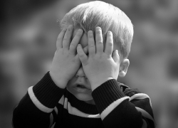 Момент падения 2-летней девочки из окна в Краснодаре попал на видео Момент падения 2-летней девочки из окна в Краснодаре попал на видео