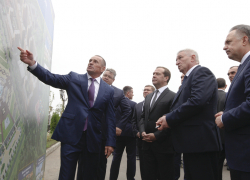 В Ставрополе Дмитрий Медведев посетил ЖК «Российский» и школу на 1550 мест в ЖК «Солнечный круг» В Ставрополе Дмитрий Медведев посетил ЖК «Российский» и школу на 1550 мест в ЖК «Солнечный круг»