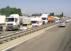 На трассе в сторону Джубги образовалась многокилометровая пробка На трассе в сторону Джубги образовалась многокилометровая пробка