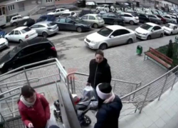 В Краснодаре неизвестный сбросил кирпич на прохожих из окна многоэтажки В Краснодаре неизвестный сбросил кирпич на прохожих из окна многоэтажки