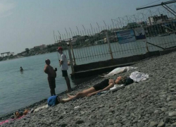 В Новороссийске отдыхающие загорали рядом с трупом 2 часа В Новороссийске отдыхающие загорали рядом с трупом 2 часа