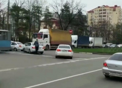 В Краснодаре из-за ДТП образовалась пробка по дороге в центр города В Краснодаре из-за ДТП образовалась пробка по дороге в центр города