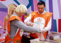 Мэр Краснодара расфасовал продукты для малоимущих Мэр Краснодара расфасовал продукты для малоимущих