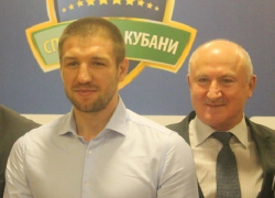 Боксер Дмитрий Пирог: я шел на футбол, а попал в бокс Боксер Дмитрий Пирог: я шел на футбол, а попал в бокс