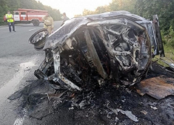 Двое погибших и трое раненых: неудачный обгон на Кубани закончился пожаром Двое погибших и трое раненых: неудачный обгон на Кубани закончился пожаром