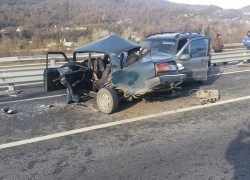 В Сочи из-за гололеда столкнулись два автомобиля В Сочи из-за гололеда столкнулись два автомобиля