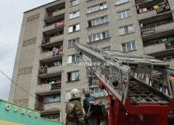 В Армавире женщину-самоубийцу сняли с карниза спасатели МЧС В Армавире женщину-самоубийцу сняли с карниза спасатели МЧС
