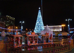 В Краснодаре на Театральной площади открылась главная елка города В Краснодаре на Театральной площади открылась главная елка города