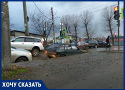 «Ямочный ремонт по-кубански», - рабочие в Краснодаре сняли асфальт полностью, вместо того, чтобы залатать две дыры «Ямочный ремонт по-кубански», - рабочие в Краснодаре сняли асфальт полностью, вместо того, чтобы залатать две дыры