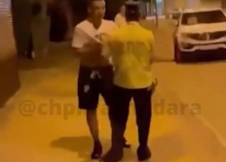 В Ейске самбист перекинул полицейского через бедро и скрылся - видео В Ейске самбист перекинул полицейского через бедро и скрылся - видео