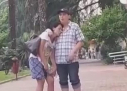 В Сочи уснувшую стоя парочку сняли на видео В Сочи уснувшую стоя парочку сняли на видео
