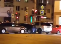 Девушка за рулем Hyundai устроила массовое ДТП в центре Краснодара Девушка за рулем Hyundai устроила массовое ДТП в центре Краснодара