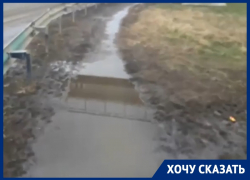 «Тротуар внезапно заканчивается», - краснодарцам приходится рисковать собой, чтобы добраться до остановки «Тротуар внезапно заканчивается», - краснодарцам приходится рисковать собой, чтобы добраться до остановки