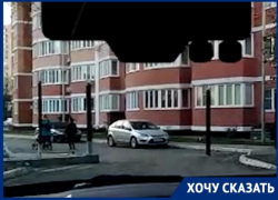 Краснодарцы обеспокоены возведением забора, который преградит путь детям до школы Краснодарцы обеспокоены возведением забора, который преградит путь детям до школы