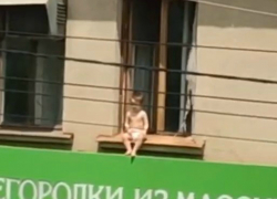 Двухлетнего ребенка в открытом окне второго этажа спасли прохожие в Краснодаре Двухлетнего ребенка в открытом окне второго этажа спасли прохожие в Краснодаре