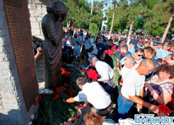 В Крымске в память о жертвах наводнения 2012 года проходят траурные мероприятия В Крымске в память о жертвах наводнения 2012 года проходят траурные мероприятия