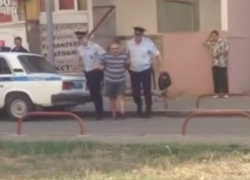 В Краснодаре эвакуировали жителей многоэтажки из-за сообщения о взрыве В Краснодаре эвакуировали жителей многоэтажки из-за сообщения о взрыве