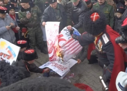 На Кубани казаки сожгли чучела Эрдогана и Обамы На Кубани казаки сожгли чучела Эрдогана и Обамы