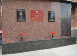 Погибшим при исполнении служебных обязанностей полицейским открыли мемориал в Лабинске Погибшим при исполнении служебных обязанностей полицейским открыли мемориал в Лабинске