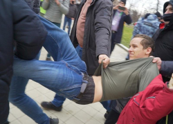 На руках в автозак, под крики толпы: итоги «прогулки» в Краснодаре На руках в автозак, под крики толпы: итоги «прогулки» в Краснодаре