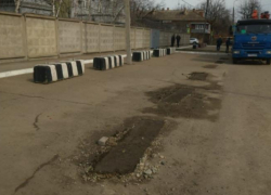 Пока не пожаловались: мэр поручил отодвинуть бетонные блоки у детского сада Пока не пожаловались: мэр поручил отодвинуть бетонные блоки у детского сада