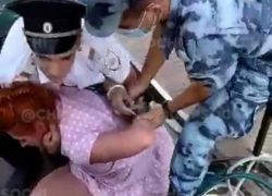 «Я сейчас тебя в воду выкину»: в Сочи полицейские скрутили двух туристок «Я сейчас тебя в воду выкину»: в Сочи полицейские скрутили двух туристок