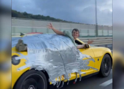 Водитель примотанного скотчем к авто блогера арестован на пять суток в Сочи Водитель примотанного скотчем к авто блогера арестован на пять суток в Сочи