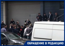 «Вот так у нас борются с коронавирусом – люди стоят по трое суток в очереди», - краснодарец о получении спецпропусков «Вот так у нас борются с коронавирусом – люди стоят по трое суток в очереди», - краснодарец о получении спецпропусков