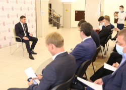 Евгений Первышов уедет в Москву без семьи, но с белыми рубашками Евгений Первышов уедет в Москву без семьи, но с белыми рубашками