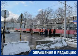 Краснодарцы из дома № 118 на Московской возмущены тем, что водители используют их двор в качестве сквозного проезда Краснодарцы из дома № 118 на Московской возмущены тем, что водители используют их двор в качестве сквозного проезда