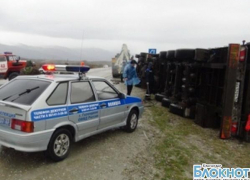 В Геленджике из-за урагана опрокинулись несколько грузовиков В Геленджике из-за урагана опрокинулись несколько грузовиков