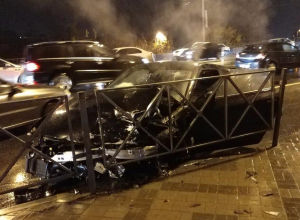 «Слезы по мужской щеке»: в Краснодаре разогнавшийся «Nissan GT-R» врезался в забор «Слезы по мужской щеке»: в Краснодаре разогнавшийся «Nissan GT-R» врезался в забор