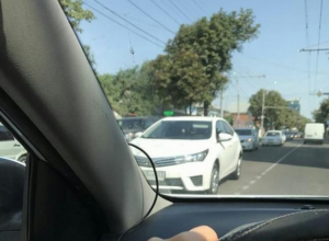Водитель иномарки в Краснодаре оставил авто в левой полосе и просто ушел Водитель иномарки в Краснодаре оставил авто в левой полосе и просто ушел