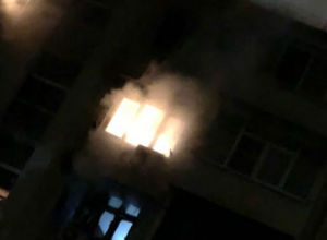 В Сочи ночью сгорела дотла квартира, человека успели спасти В Сочи ночью сгорела дотла квартира, человека успели спасти