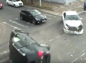 В Краснодаре проехавший на красный «Лэнд Крузер» зацепил «Камри» и перевернулся В Краснодаре проехавший на красный «Лэнд Крузер» зацепил «Камри» и перевернулся