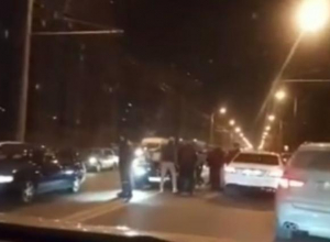 В Краснодаре водитель «БМВ» устроил массовую аварию на встречке В Краснодаре водитель «БМВ» устроил массовую аварию на встречке