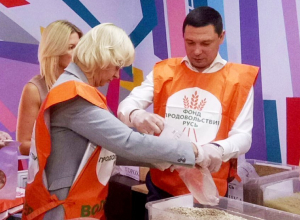 Мэр Краснодара расфасовал продукты для малоимущих Мэр Краснодара расфасовал продукты для малоимущих