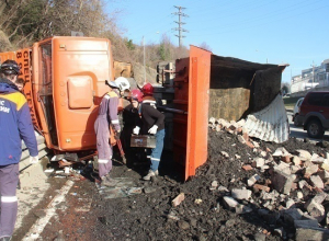 На объездной дороге в Сочи на подъезде к ТЭЦ перевернулся КамАЗ
