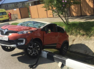 Infiniti снесла в кювет Renault в Адлерском районе Infiniti снесла в кювет Renault в Адлерском районе
