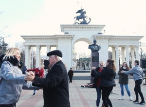Краснодарцев закружили в «Случайном вальсе» в честь 75-летия победы в Сталинградской битве Краснодарцев закружили в «Случайном вальсе» в честь 75-летия победы в Сталинградской битве
