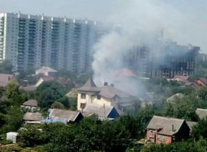 В Краснодаре горит дом: горожан напугал треск полыхающего шифера В Краснодаре горит дом: горожан напугал треск полыхающего шифера