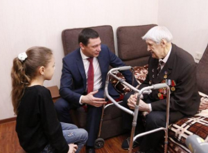 Евгений Первышов вместе с дочерью навестил ветерана-освободителя Краснодара Евгений Первышов вместе с дочерью навестил ветерана-освободителя Краснодара