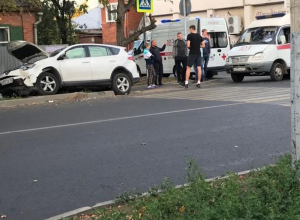 После столкновения с «крузаком» Toyota влетела в дерево в Краснодаре После столкновения с «крузаком» Toyota влетела в дерево в Краснодаре
