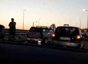 «С почином»: в сети обсуждают ДТП на Крымском мосту «С почином»: в сети обсуждают ДТП на Крымском мосту