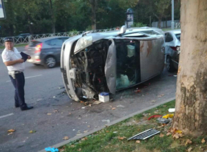 В Краснодаре в час-пик перевернулась иномарка, трое пострадали В Краснодаре в час-пик перевернулась иномарка, трое пострадали