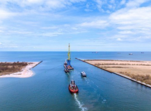 В Новороссийск по морю транспортировали три огромных крана В Новороссийск по морю транспортировали три огромных крана